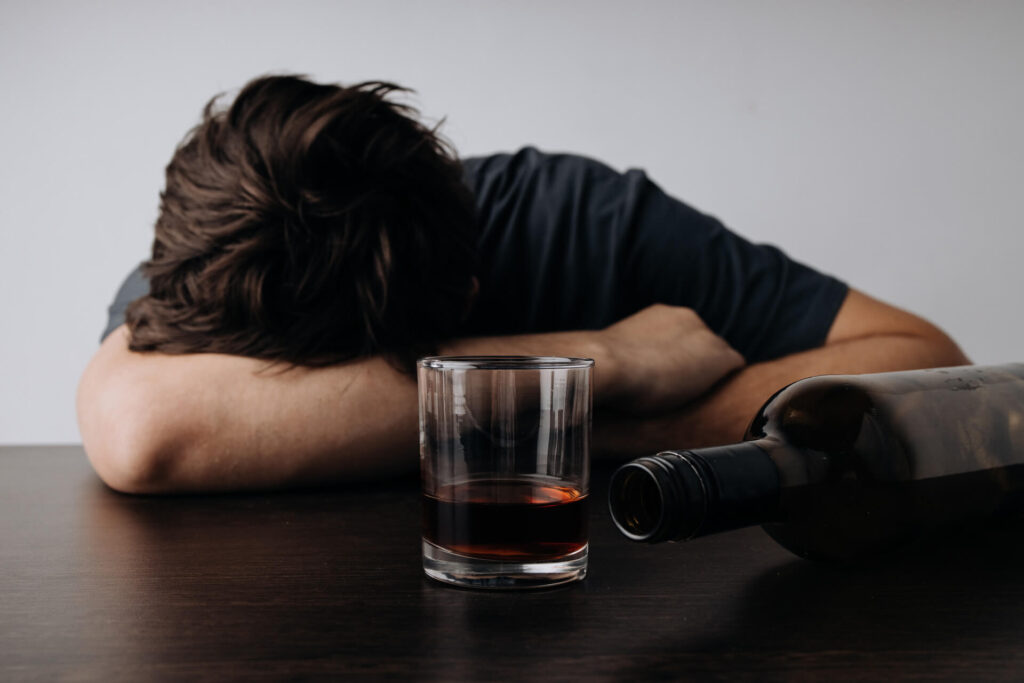 osoba uzależniona od alkoholu leczy się w ośrodku