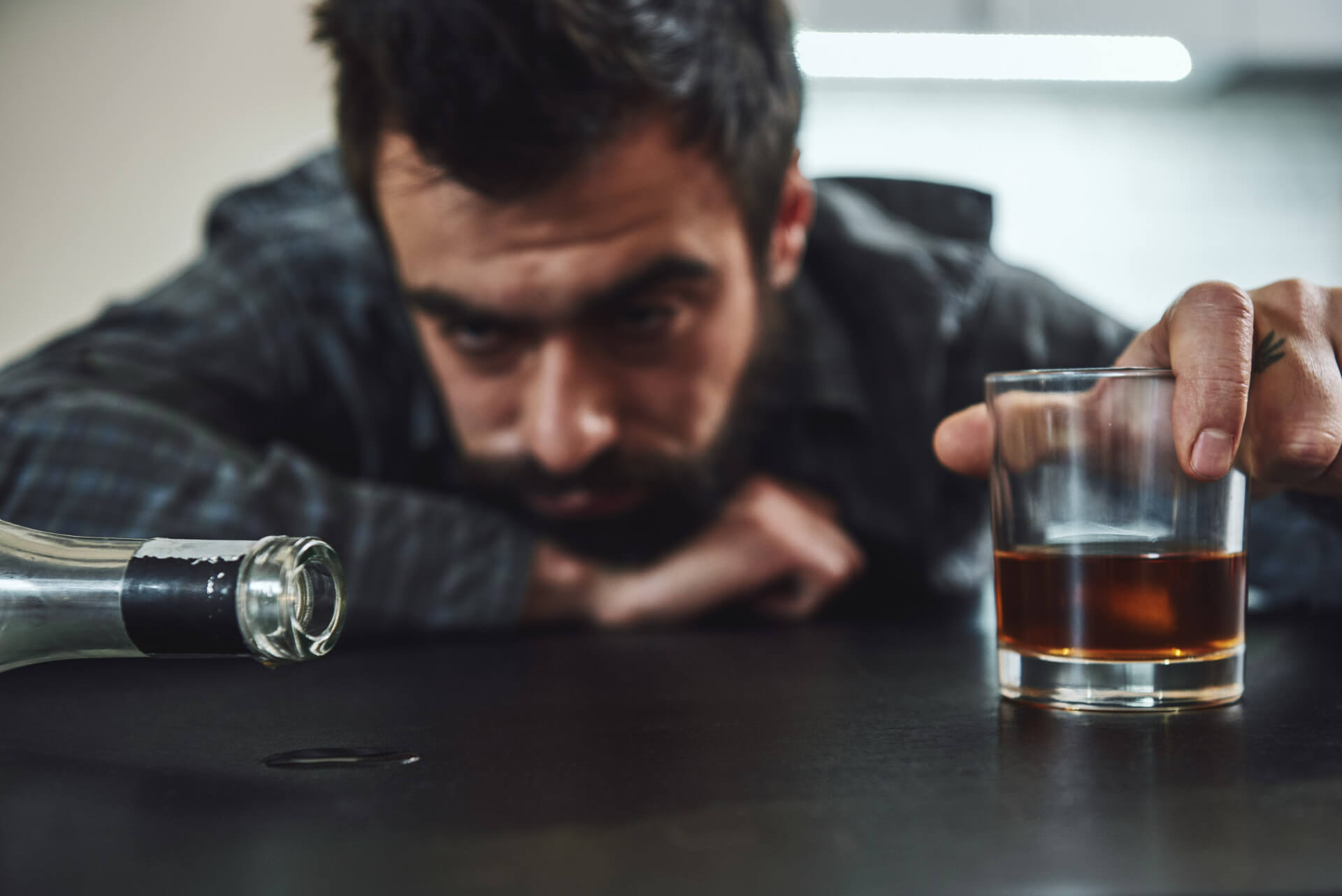 osoba uzależniona od alkoholu leczy się w ośrodku