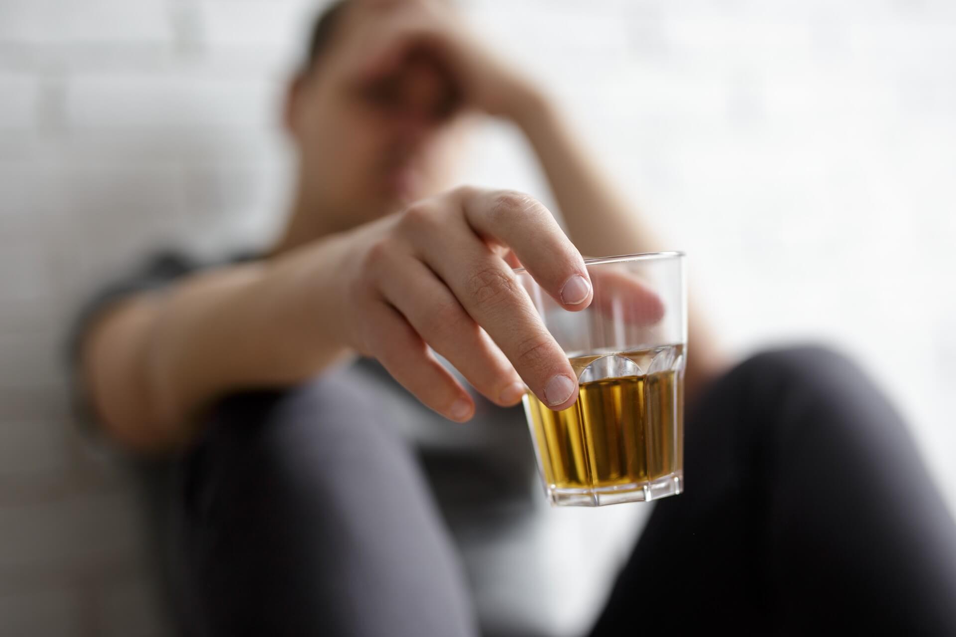 osoba uzależniona od alkoholu leczy się w ośrodku Żółty Szalik