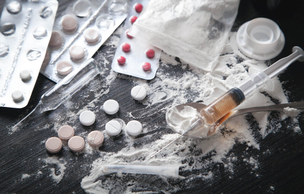 Substancje psychoaktywne leżące na stole, głębokie uzależnienie wymagające detoksu narkotykowego